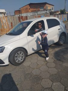 Entrega de panfleto para motoristas que educadamente cederam passagem para a caminhada dos alunos da CMEI Professora Lenita de Souza Gaya.