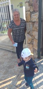 Entrega de panfleto para moradores que assistiram a caminhada dos alunos da CMEI Professora Lenita de Souza Gaya.