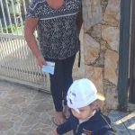 Entrega de panfleto para moradores que assistiram a caminhada dos alunos da CMEI Professora Lenita de Souza Gaya.