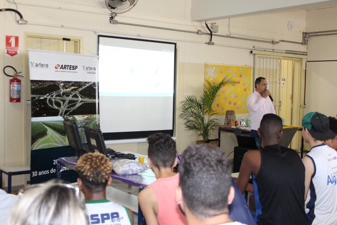 palestra na escola com as áreas de sustentabilidade, operações, ouvidoria e PMRV