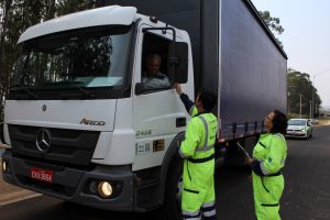 bate papo com os motoristas e passageiros sobre o uso do cinto de segurança