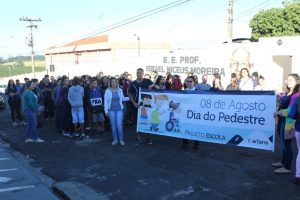 Alunos, professores, Polícia Rodoviária e Guarda Municipal preparados para o início da caminhada