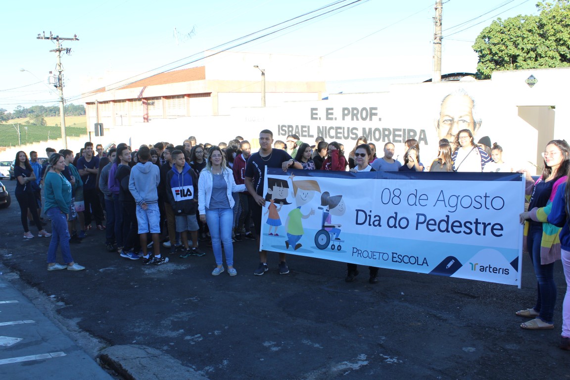 Alunos, professores, Polícia Rodoviária e Guarda Municipal preparados para o início da caminhada