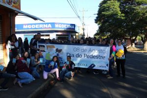 alunos reunidos para a ação educativa - dia do pedestre