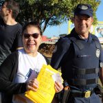 Professora Lúcia com o representante da guarda municipal