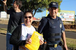 Professora Lúcia com o representante da guarda municipal