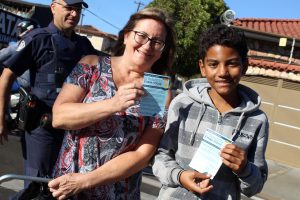 Alunos entregaram folhetos educativos para pedestres e motoristas - todos devem colaborar!