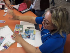 Educadores construindo revista História em Quadrinhos do Zé Quest