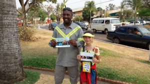 quem passou pela praça recebeu um belo desenhos sobre o trânsito seguro e um vasinho mágico para comemorar o dia da árvore