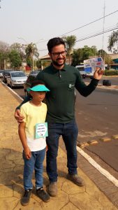 quem passou pela praça recebeu um belo desenhos sobre o trânsito seguro e um vasinho mágico para comemorar o dia da árvore