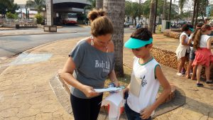 quem passou pela praça recebeu um belo desenhos sobre o trânsito seguro e um vasinho mágico para comemorar o dia da árvore