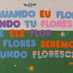 a escola estava toda decorada com frases e mensagens para refletirmos