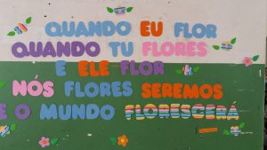 a escola estava toda decorada com frases e mensagens para refletirmos