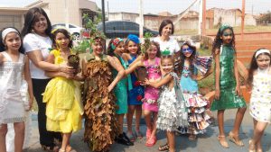 na hora do plantio das mudas de triális no canteiro da escola não faltou charme