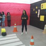 ALUNA APRESENTANDO O TRABALHO DESENVOLVIDO PELA SALA