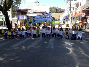 Apresentação dos alunos na faixa de pedestre