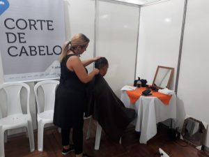 Atendimento de corte de cabelo.