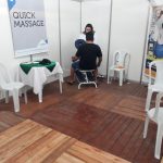 Participante em atendimento ao quick massage