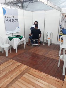 Participante em atendimento ao quick massage