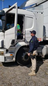 Polícial Rodoviário em abordagem para conferência de tacógrafo