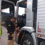 Abordagem do Policial Rodoviário para verificação de documentos e equipamento tacógrafo.