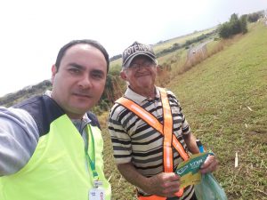 Pedestres, andarilhos e ciclistas são orientados quanto os perigos de caminhar ou pedalar nas rodovias e acostamentos e recebem um kits com colete refletivo e lanterna