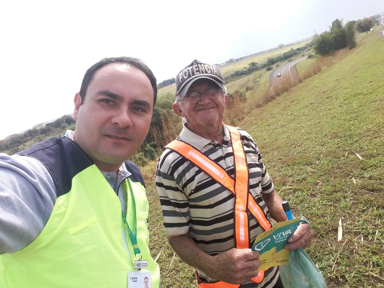 Pedestres, andarilhos e ciclistas são orientados quanto os perigos de caminhar ou pedalar nas rodovias e acostamentos e recebem um kits com colete refletivo e lanterna