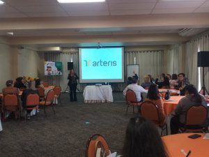 Coordenadora de Sustentabilidade Maria José Finardi realizando abertura da 2ª reunião pedagógica