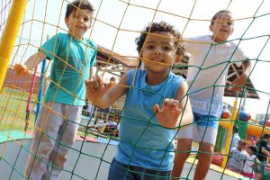 As crianças se divertiram com brinquedos infláveis e pula pula