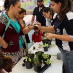 Secretaria de Meio Ambiente e Alunos de Agronomia da Gran Tietê realizaram orientação e distribuição de mudas de hortaliças e mudas de árvores