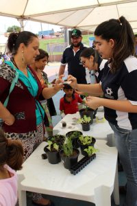 Secretaria de Meio Ambiente e Alunos de Agronomia da Gran Tietê realizaram orientação e distribuição de mudas de hortaliças e mudas de árvores