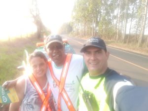 Pedestres, andarilhos e ciclistas são orientados quanto os perigos de caminhar ou pedalar nas rodovias e acostamentos e recebem um kits com colete refletivo e lanterna