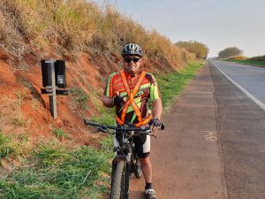 Pedestres, andarilhos e ciclistas são orientados quanto os perigos de caminhar ou pedalar nas rodovias e acostamentos e recebem um kits com colete refletivo e lanterna