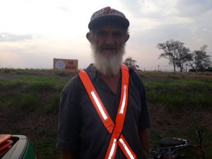 Pedestres, andarilhos e ciclistas são orientados quanto os perigos de caminhar ou pedalar nas rodovias e acostamentos e recebem um kits com colete refletivo e lanterna