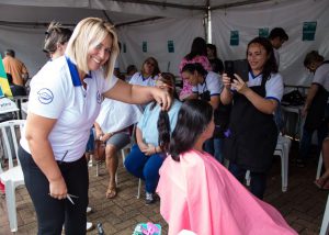 DOAÇÃO DE CABELO REALIZADA PELA MORADORA DO MUNICÍPIO DE CAMANDUCAIA PARA "MECHAS DO BEM" DA ARTERIS