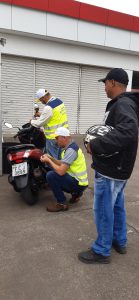 Instalação de antenas corta pipa e adesivos refletivos nas motos.