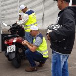 Instalação de antenas corta pipa e adesivos refletivos nas motos.