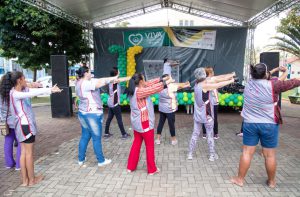 AULA DE AERÓBICA COM A PROFESSORA RENATA