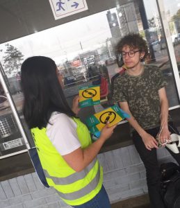 Panfletagem de conscientização com os passageiros, motoristas de Ônibus, Táxi e Uber no terminal rodoviário - Parceria Departamento trânsito de Pouso Alegre