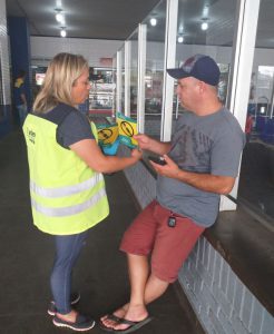 Panfletagem de conscientização com os passageiros, motoristas de Ônibus, Táxi e Uber no terminal rodoviário - Parceria Departamento trânsito de Pouso Alegre