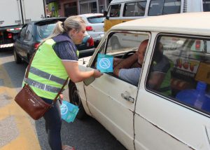 Blitz Educativa com Pedestres e Condutores no semáforo da Vicente Simões - Parceria Departamento trânsito de Pouso Alegre