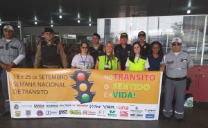 Panfletagem de conscientização com os passageiros, motoristas de Ônibus, Táxi e Uber no terminal rodoviário - Parceria Departamento trânsito de Pouso Alegre