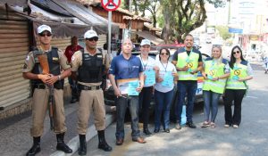 Conscientização no Transporte Coletivo na Av. Duque de Caxias, passageiros e pedestres - Parceria Departemanto trânsito de Pouso Alegre