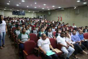 Alunos e professores atentos a roda de conversa