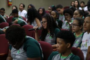 Alunos tirando suas dúvidas sobre o trânsito