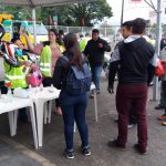 Higienização de capacetes e instalação de adesivos refletivos.