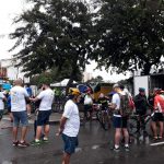 Ciclistas reunidos para iniciar o passeio ciclístico