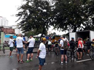 Ciclistas reunidos para iniciar o passeio ciclístico