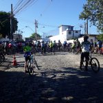 Ciclistas reunidos para o passeio