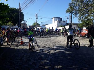 Ciclistas reunidos para o passeio